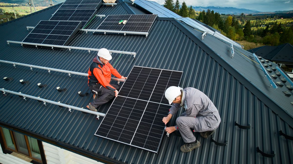 Pár ušetřených tisíc na fotovoltaice za riziko požáru a neštěstí nestojí. Takto má její instalace vypadat